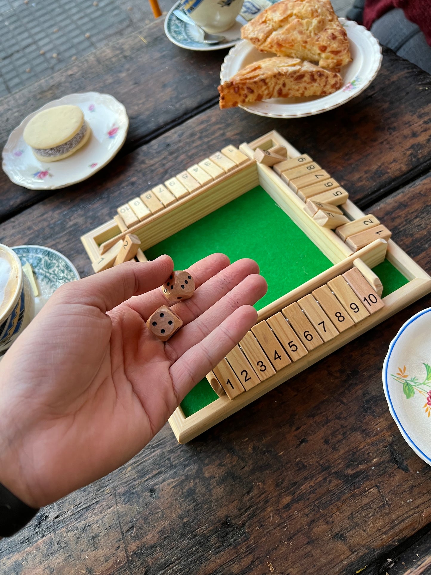 SHUT THE BOX - "Cierra la caja"
